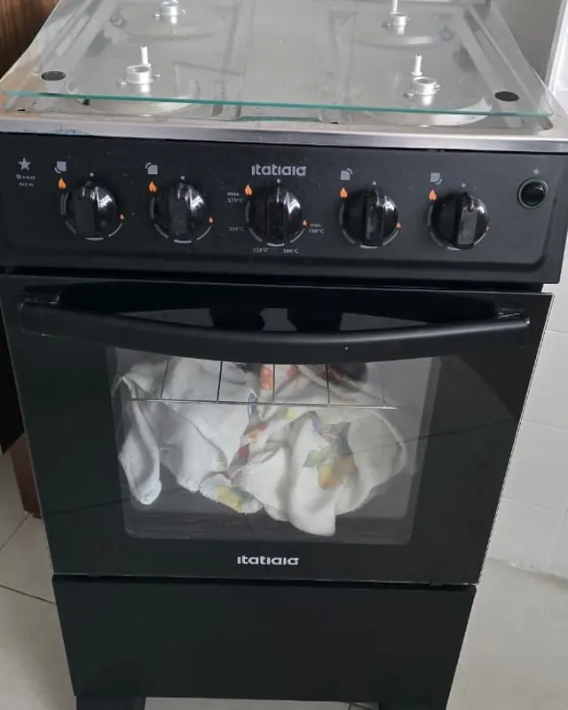 Fogão preto — serviço realizado pela J Ar Condicionado
