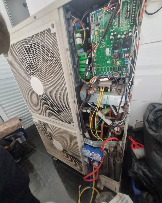 Máquina externa aberta — serviço realizado pela J Ar Condicionado