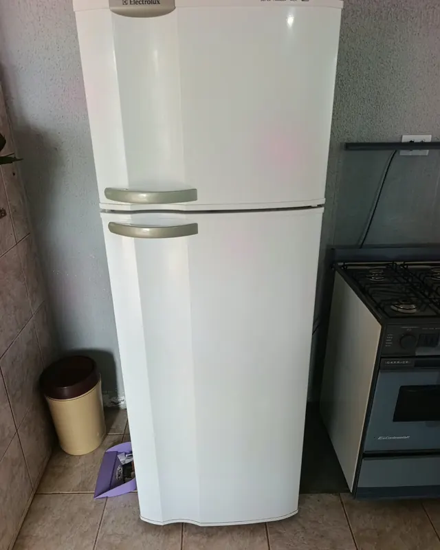 Geladeira branca — serviço realizado pela J Ar Condicionado