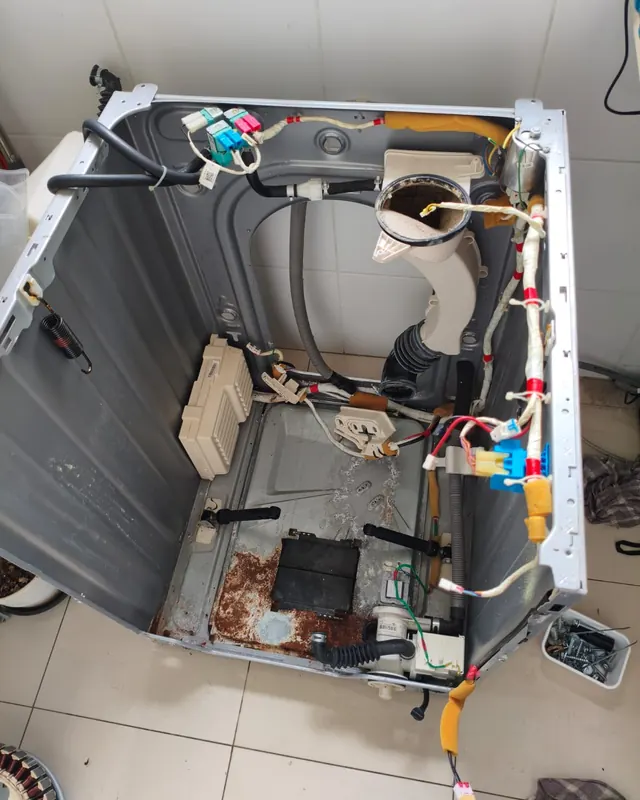 Máquina desmontada — serviço realizado pela J Ar Condicionado