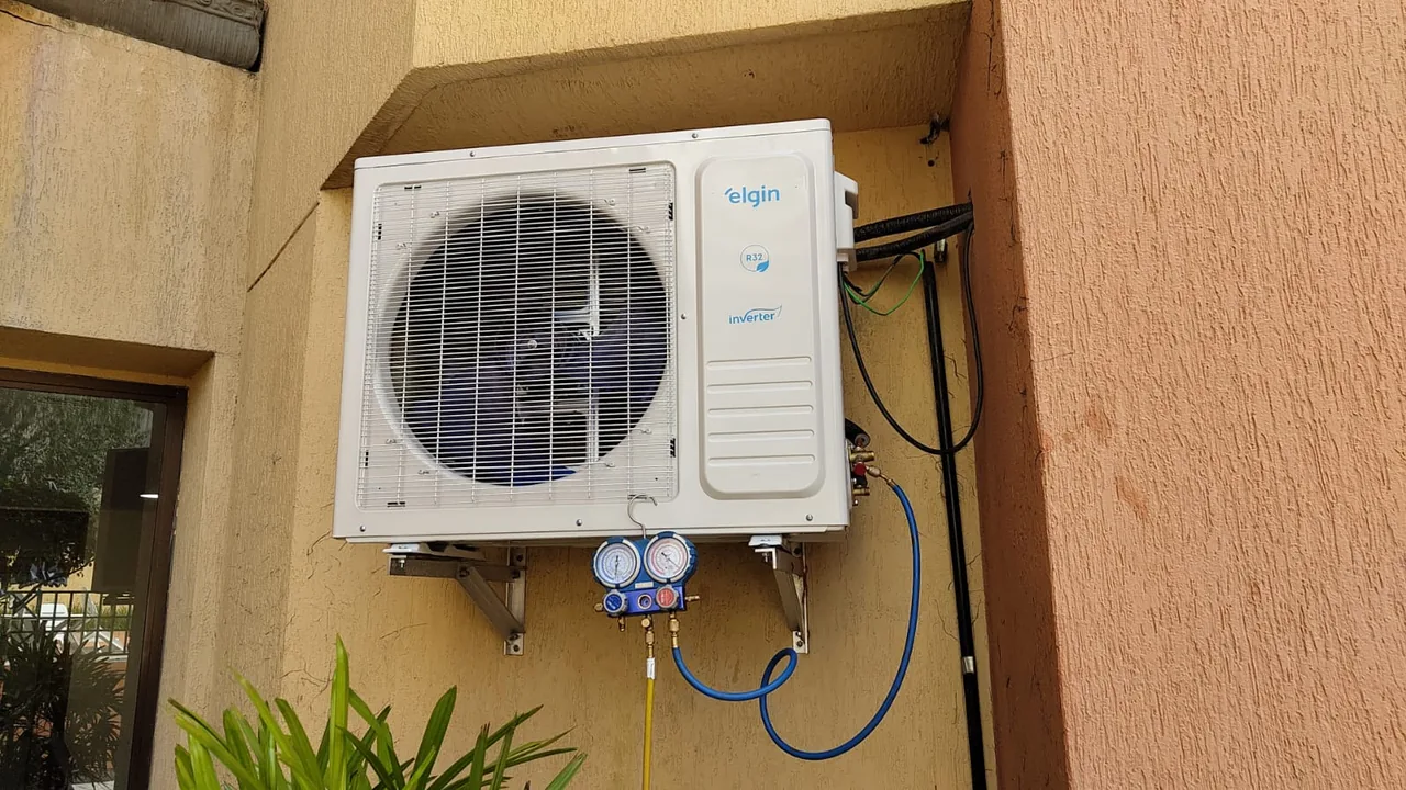 Condensadora Elgin Inverter com manômetros conectados durante a carga de gás