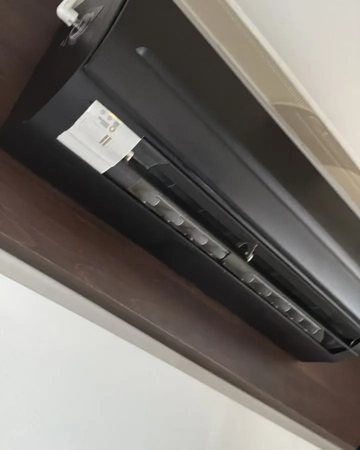 Ar-condicionado split instalado na parede de um apartamento em Guaianases
