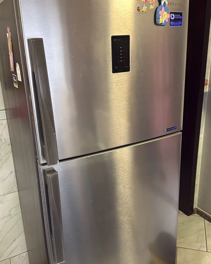 Geladeira inox duplex com painel digital depois do serviço de refrigeração